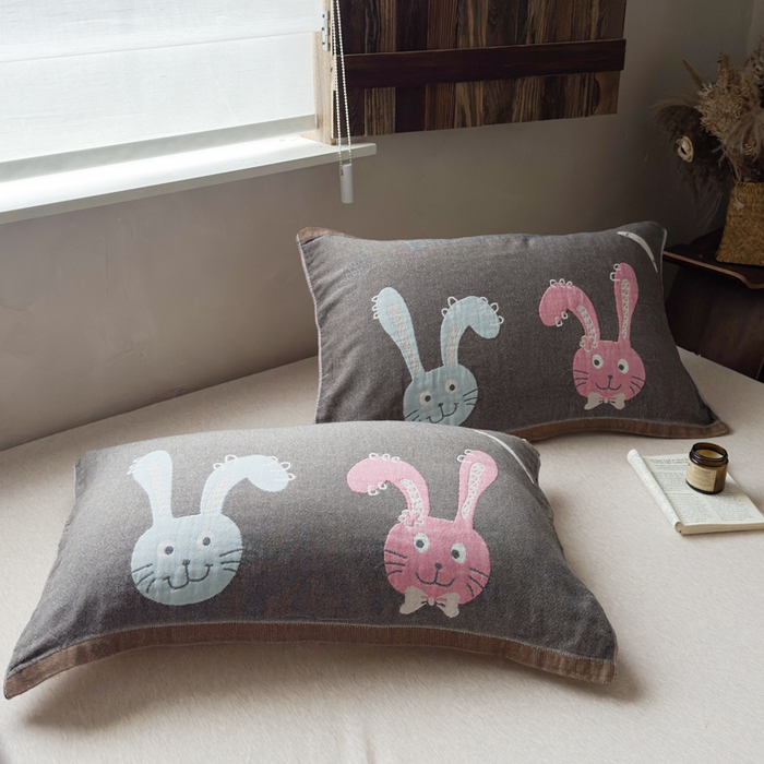 91家纺网 家纺一手货源 找家纺 乐家毛巾被（工厂自产自销） 2026新款全棉纯棉四层纱布枕巾 毛绒小兔