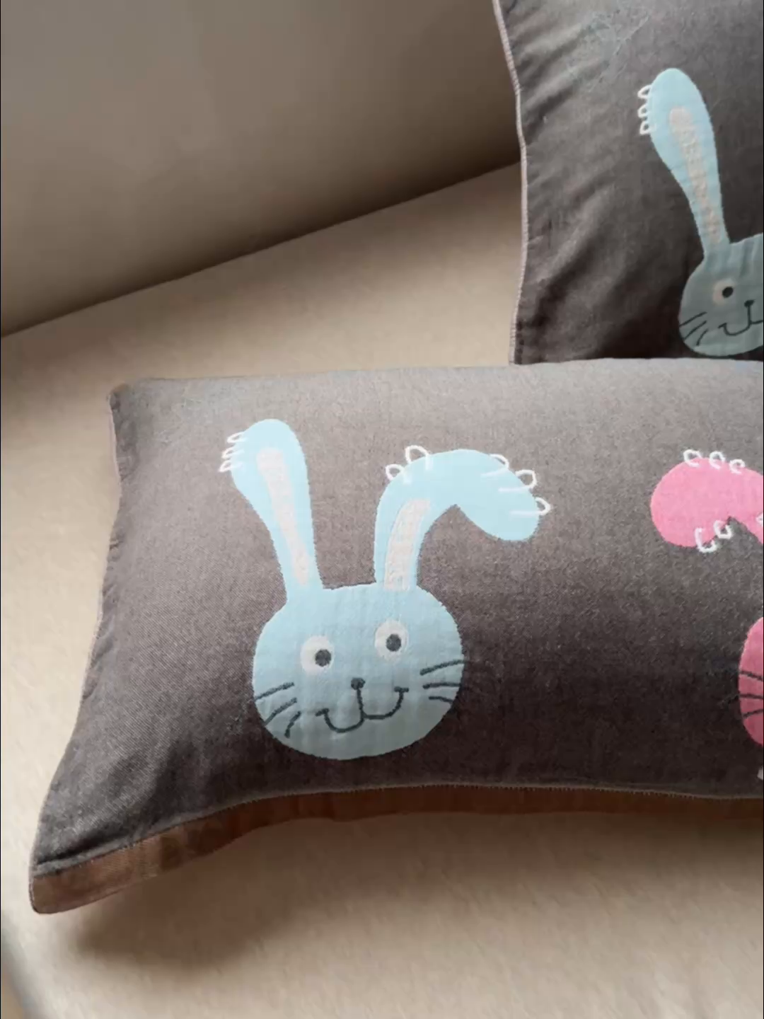 91家纺网 家纺一手货源 找家纺 乐家毛巾被（工厂自产自销） 2026新款全棉纯棉四层纱布枕巾 毛绒小兔