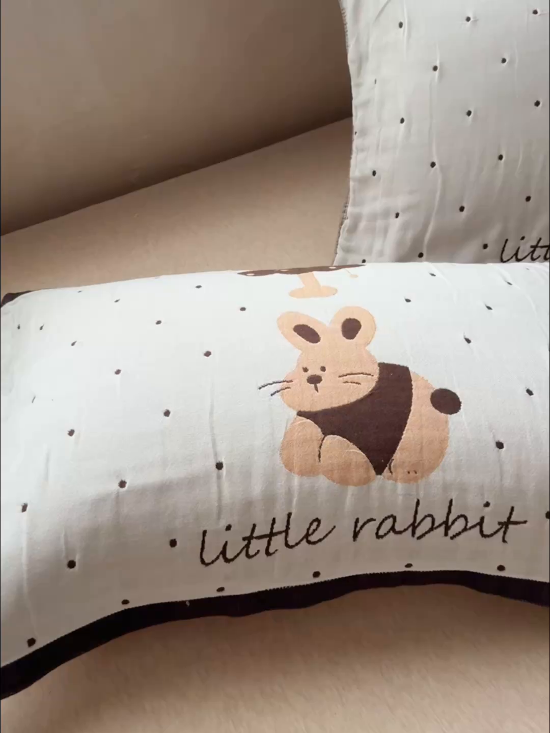 91家纺网 家纺一手货源 找家纺 乐家毛巾被（工厂自产自销） 2026新款全棉纯棉四层纱布枕巾 蘑菇兔