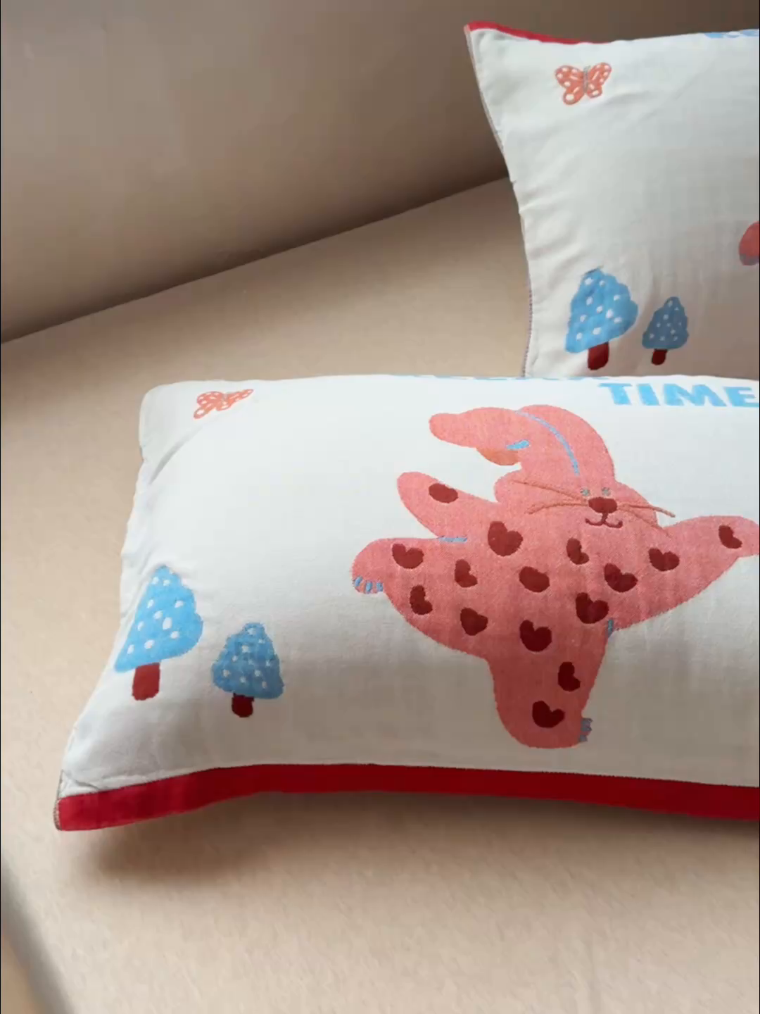 91家纺网 家纺一手货源 找家纺 乐家毛巾被（工厂自产自销） 2026新款全棉纯棉四层纱布枕巾 森林小兔