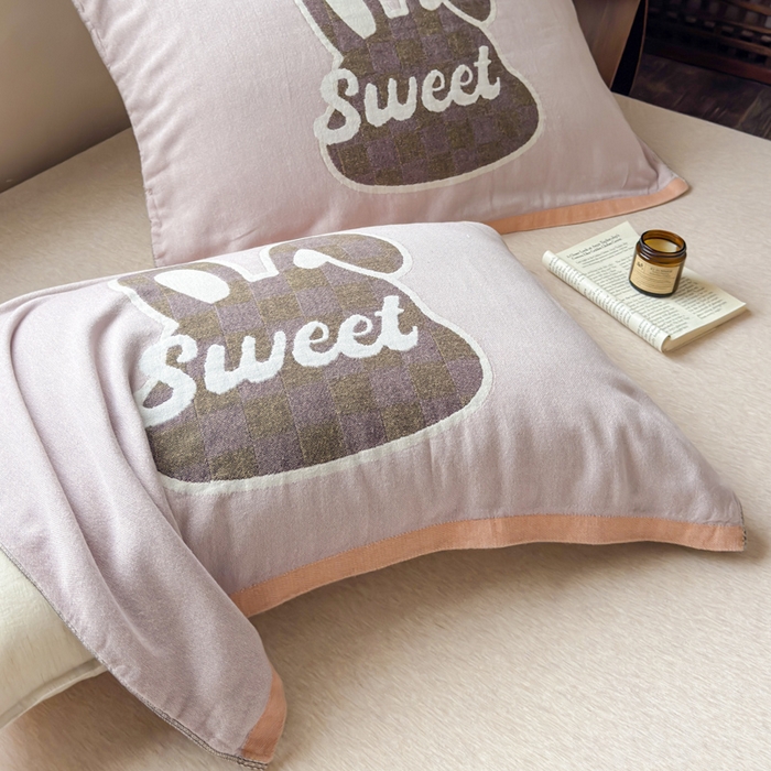 91家纺网 家纺一手货源 找家纺 乐家毛巾被（工厂自产自销） 2026新款全棉纯棉四层纱布枕巾 甜心兔