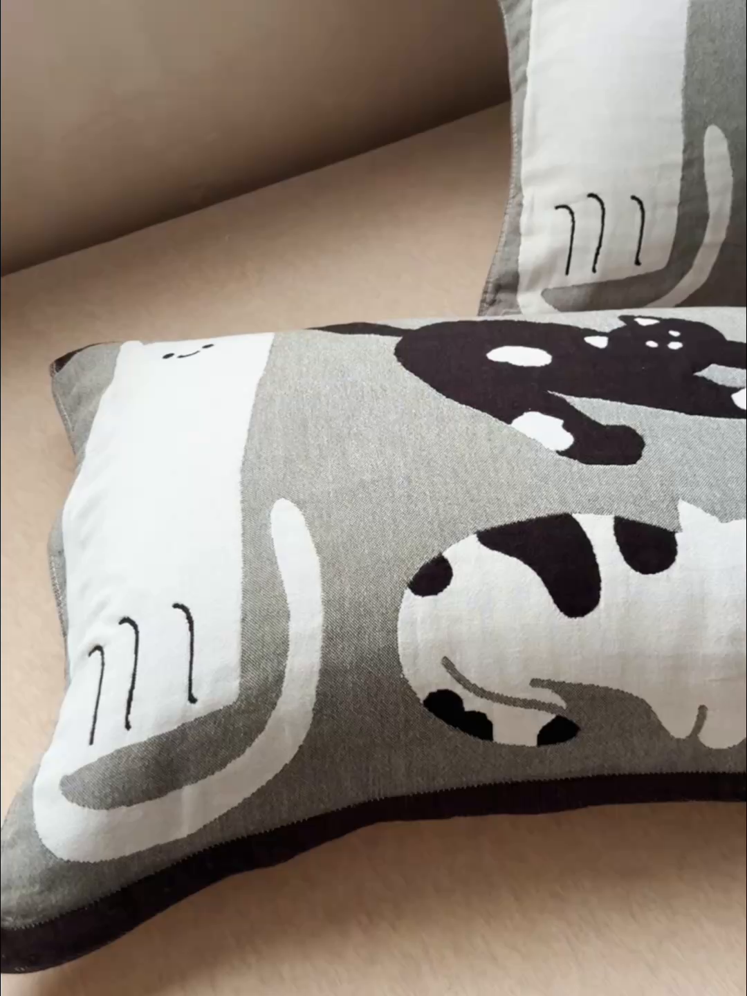 91家纺网 家纺一手货源 找家纺 乐家毛巾被（工厂自产自销） 2026新款全棉纯棉四层纱布枕巾 五只小猫