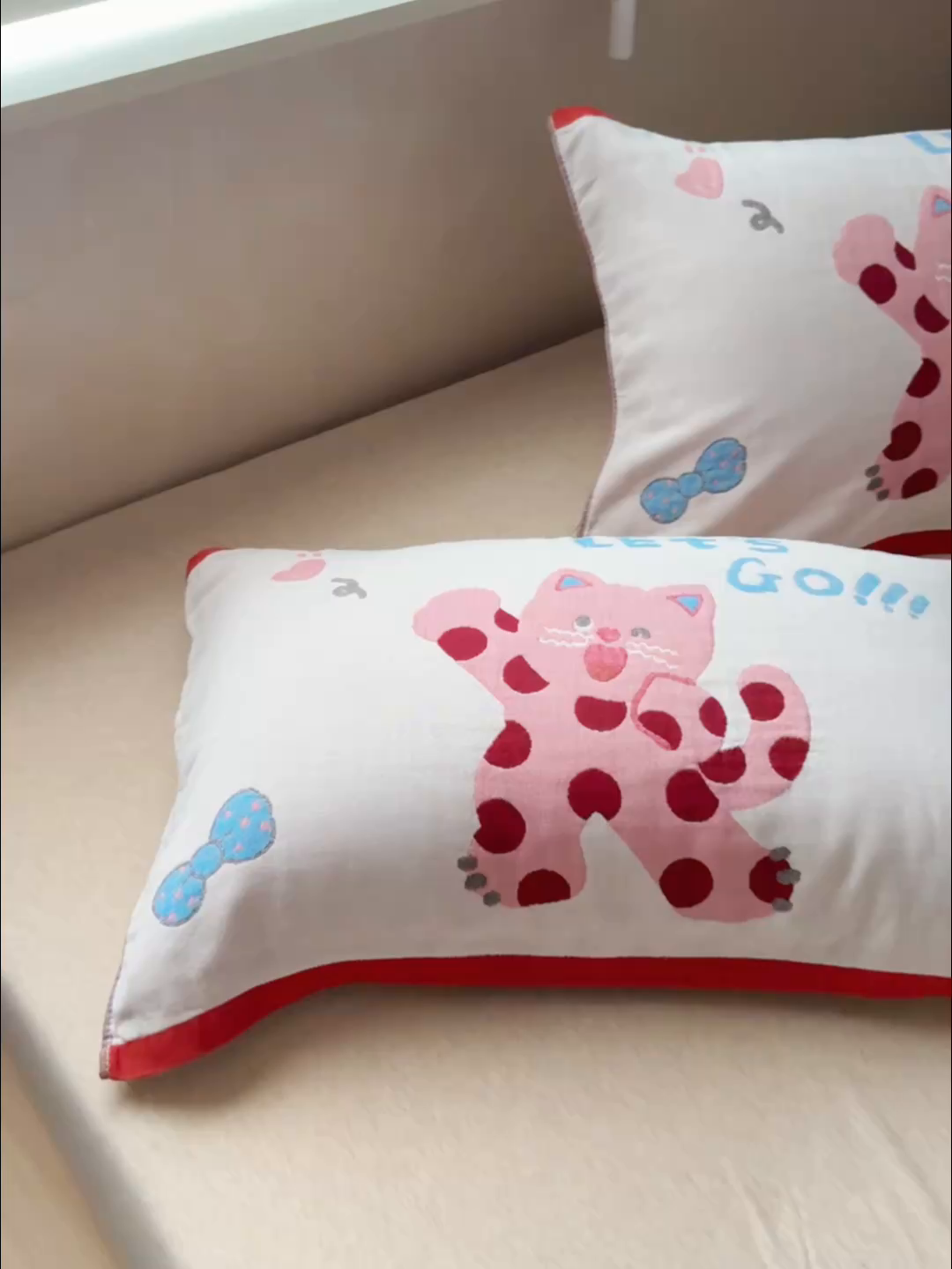 91家纺网 家纺一手货源 找家纺 乐家毛巾被（工厂自产自销） 2026新款全棉纯棉四层纱布枕巾 心心猫咪