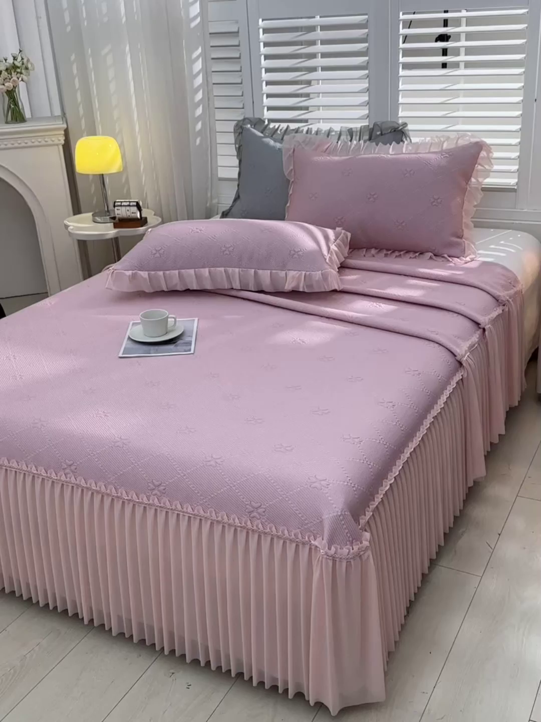 91家纺网 家纺一手货源 找家纺 畅畅家纺 2026新款聚乙烯中分子凉感冰感凉豆豆凉席席子床裙三件套-欧式伴夏 幸运草-粉