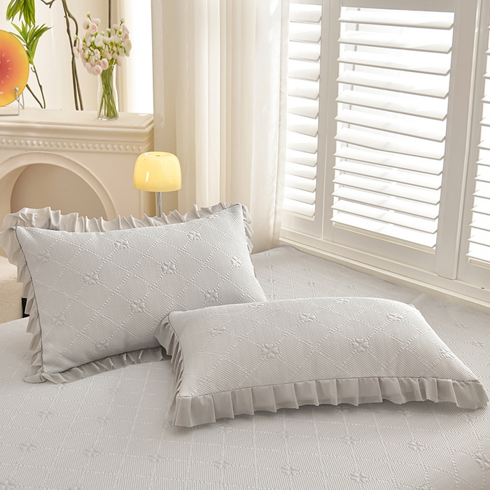 91家纺网 家纺一手货源 找家纺 畅畅家纺 2026新款聚乙烯中分子凉感冰感凉豆豆凉席席子床裙三件套-欧式伴夏 幸运草-灰