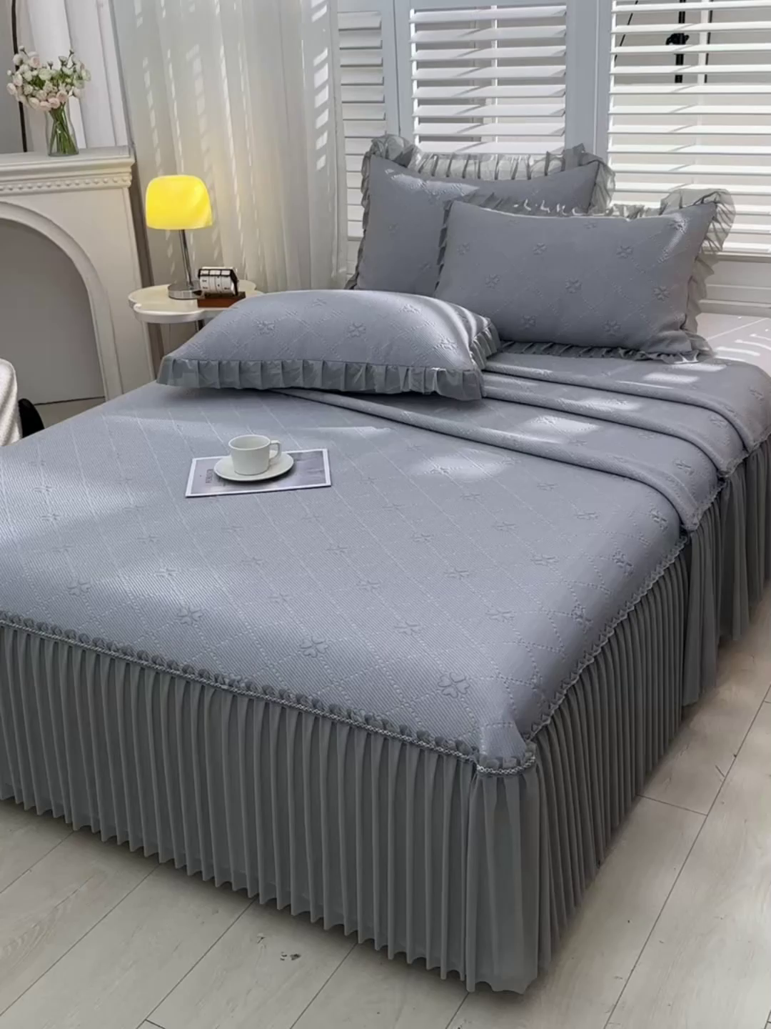 91家纺网 家纺一手货源 找家纺 畅畅家纺 2026新款聚乙烯中分子凉感冰感凉豆豆凉席席子床裙三件套-欧式伴夏 幸运草-灰