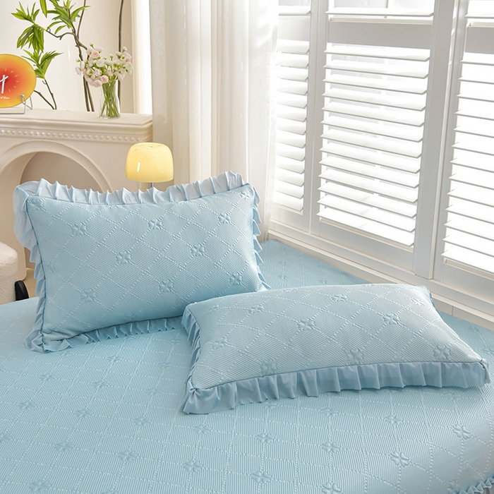 91家纺网 家纺一手货源 找家纺 畅畅家纺 2026新款聚乙烯中分子凉感冰感凉豆豆凉席席子床裙三件套-欧式伴夏 幸运草-蓝