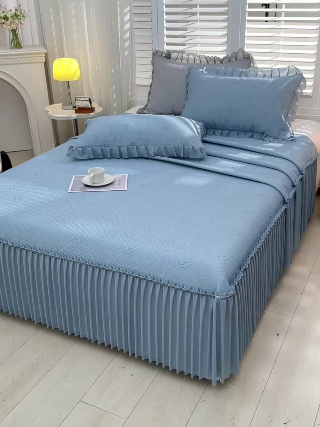 91家纺网 家纺一手货源 找家纺 畅畅家纺 2026新款聚乙烯中分子凉感冰感凉豆豆凉席席子床裙三件套-欧式伴夏 幸运草-蓝