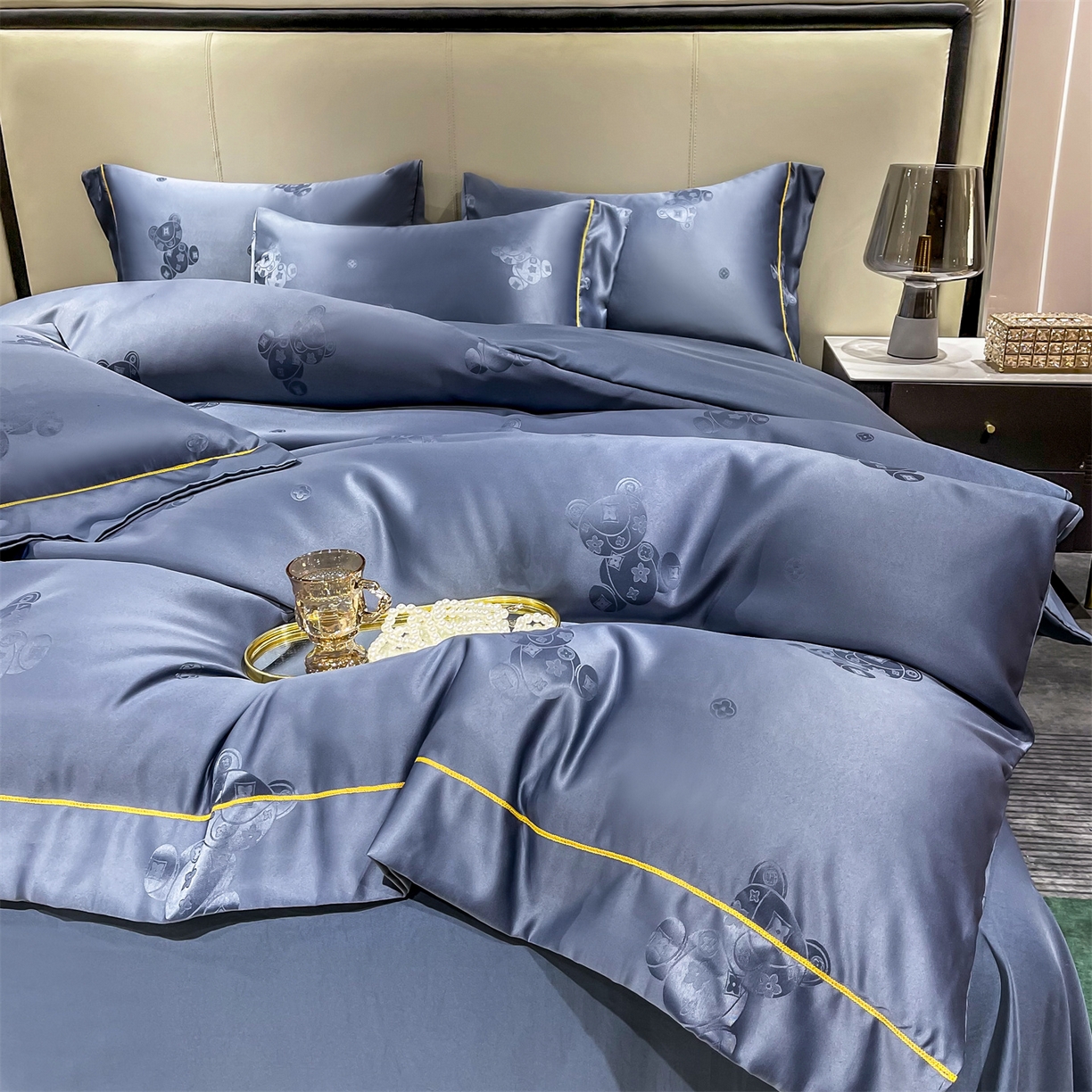 91家纺网 家纺一手货源 找家纺 经年 2026新款60S贡缎提花水洗真丝四件套 潮流熊-蓝灰