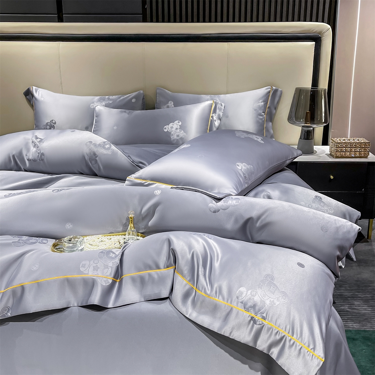 91家纺网 家纺一手货源 找家纺 经年 2026新款60S贡缎提花水洗真丝四件套 潮流熊-石灰