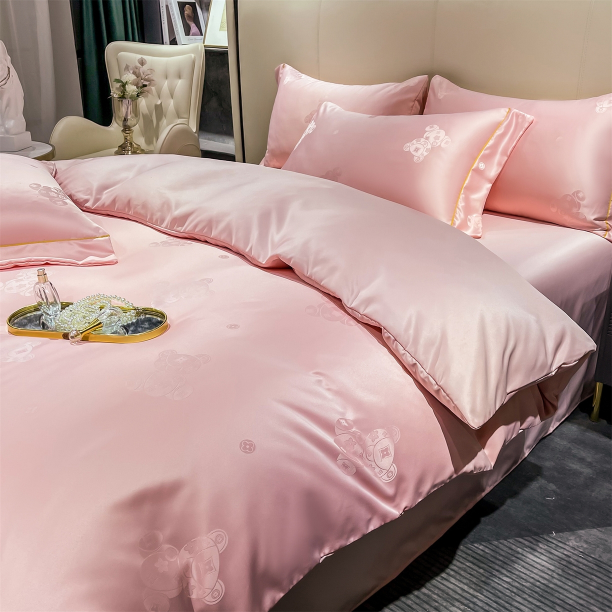91家纺网 家纺一手货源 找家纺 经年 2026新款60S贡缎提花水洗真丝四件套 潮流熊-粉玉