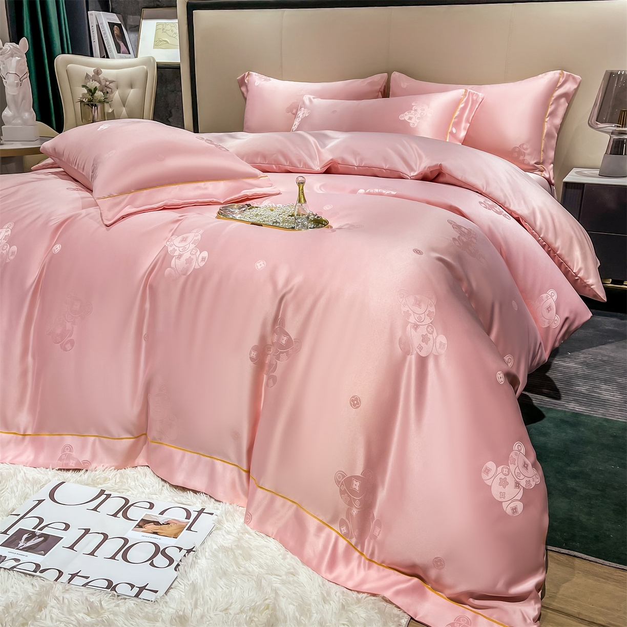 91家纺网 家纺一手货源 找家纺 经年 2026新款60S贡缎提花水洗真丝四件套 潮流熊-粉玉