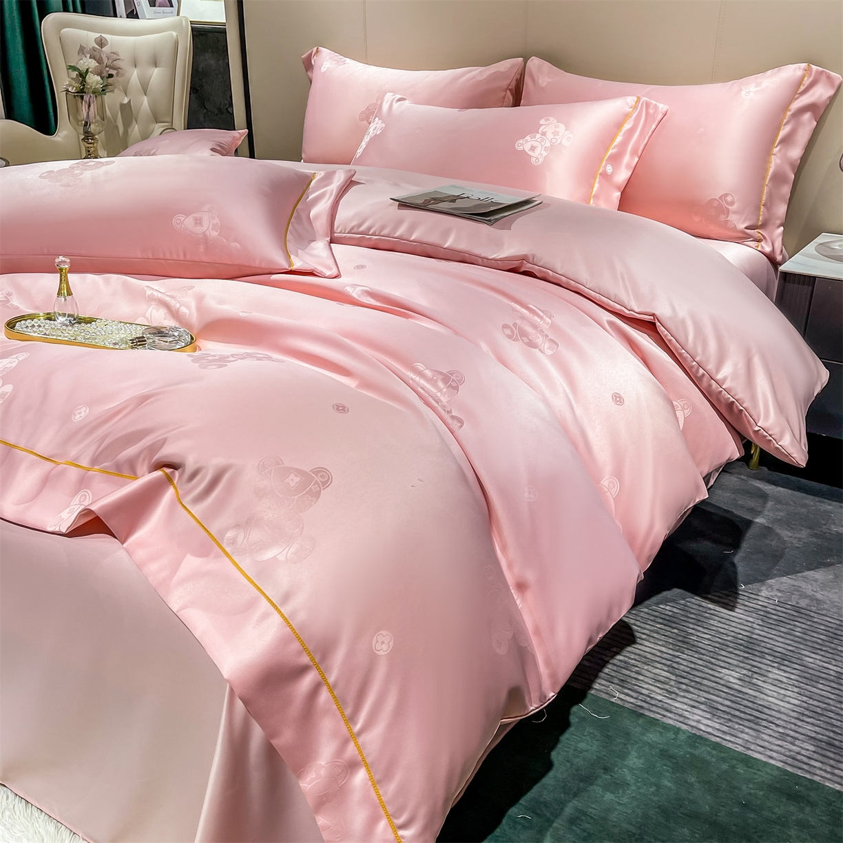 91家纺网 家纺一手货源 找家纺 经年 2026新款60S贡缎提花水洗真丝四件套 潮流熊-粉玉