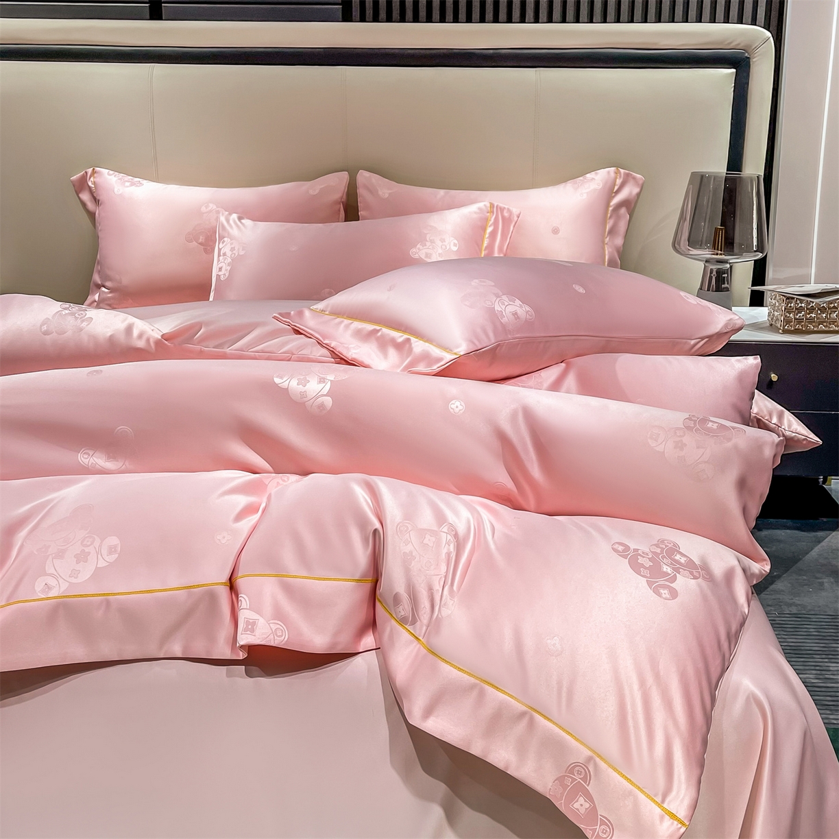 91家纺网 家纺一手货源 找家纺 经年 2026新款60S贡缎提花水洗真丝四件套 潮流熊-粉玉