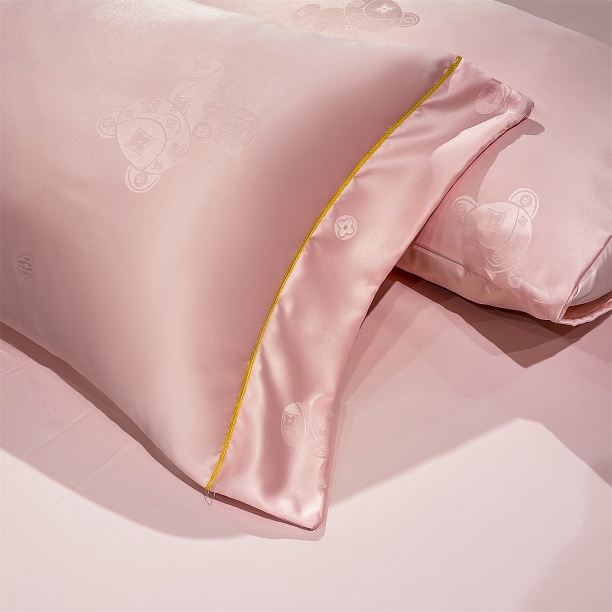 91家纺网 家纺一手货源 找家纺 经年 2026新款60S贡缎提花水洗真丝四件套 潮流熊-粉玉