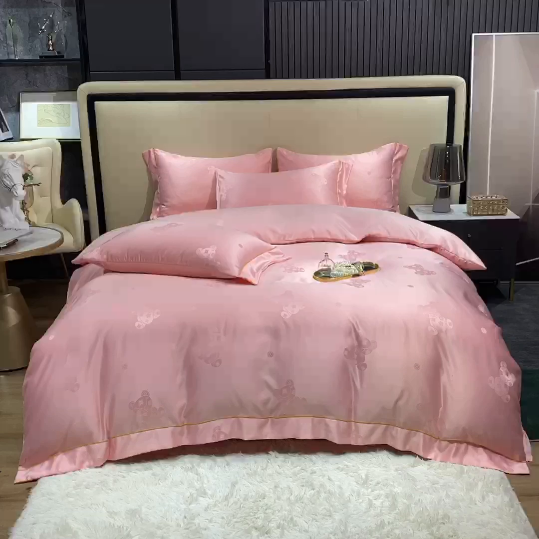 91家纺网 家纺一手货源 找家纺 经年 2026新款60S贡缎提花水洗真丝四件套 潮流熊-粉玉
