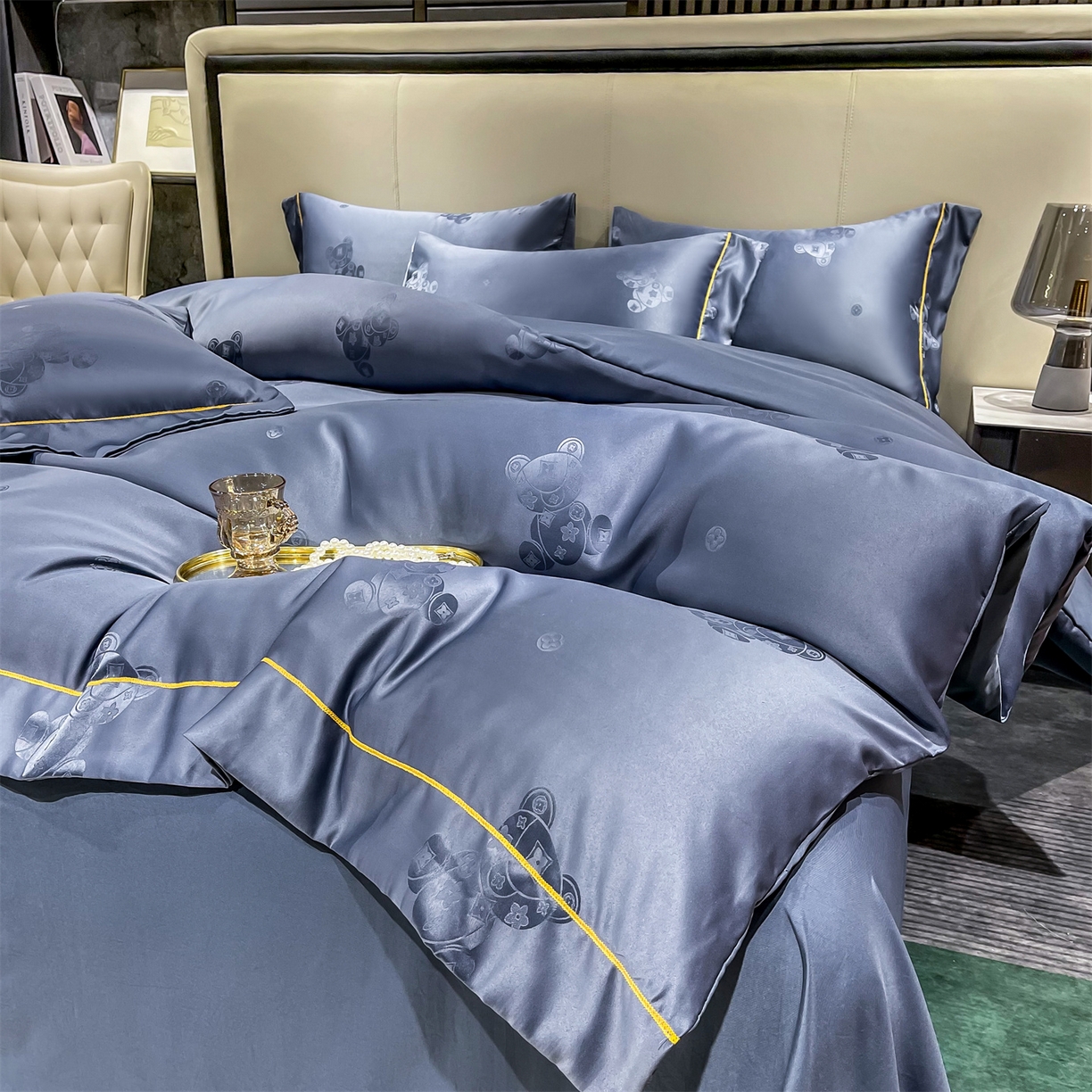 91家纺网 家纺一手货源 找家纺 经年 2026新款60S贡缎提花水洗真丝四件套 潮流熊-蓝灰