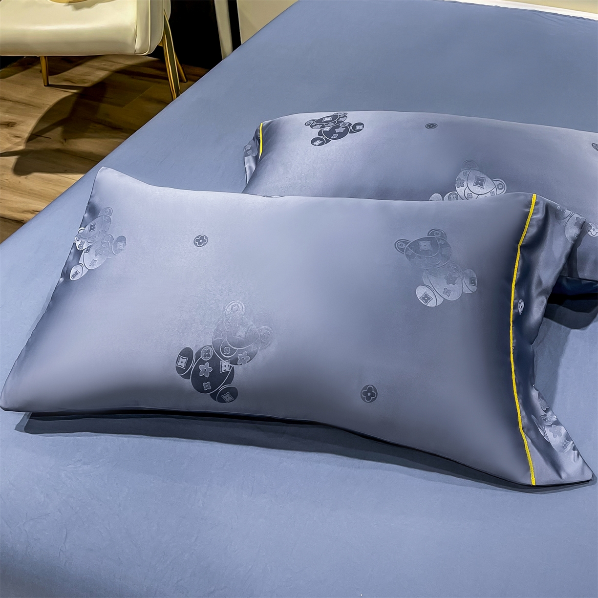 91家纺网 家纺一手货源 找家纺 经年 2026新款60S贡缎提花水洗真丝四件套 潮流熊-蓝灰