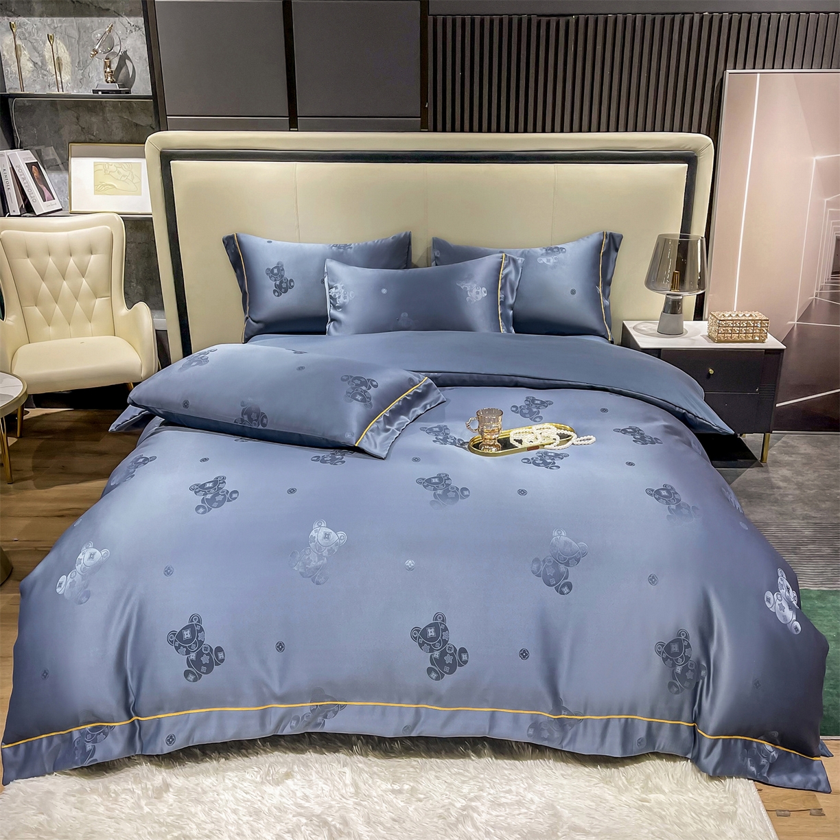 91家纺网 家纺一手货源 找家纺 经年 2026新款60S贡缎提花水洗真丝四件套 潮流熊-蓝灰