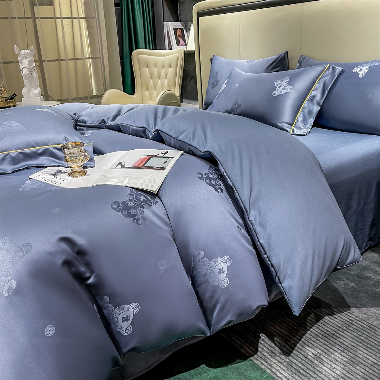 91家纺网 家纺一手货源 找家纺 经年 2026新款60S贡缎提花水洗真丝四件套 潮流熊-蓝灰