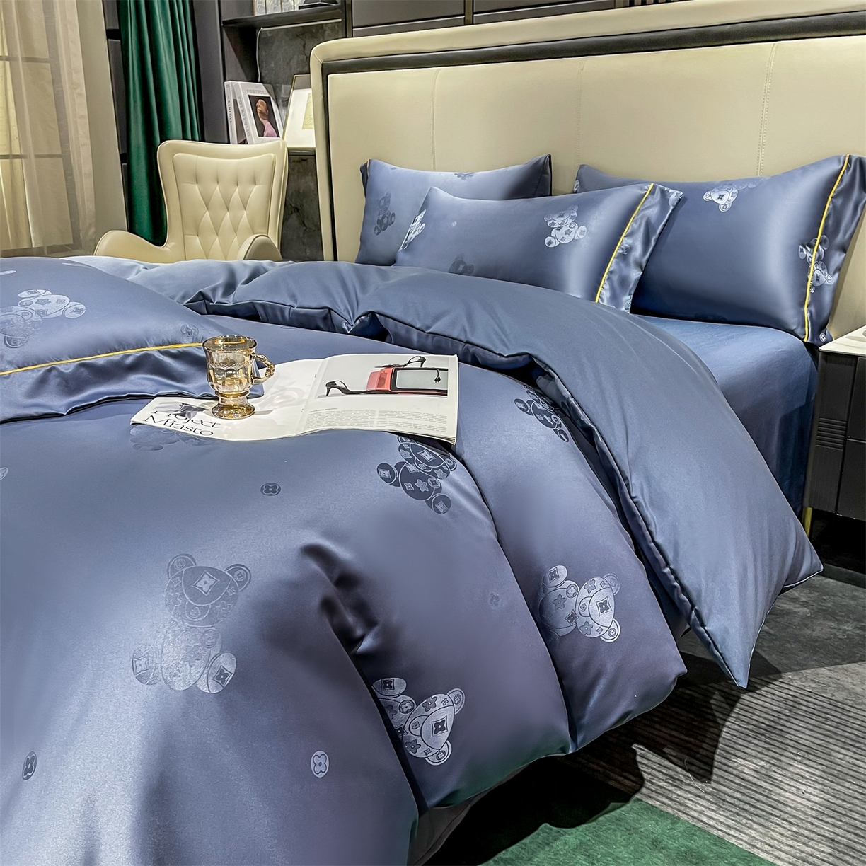 91家纺网 家纺一手货源 找家纺 经年 2026新款60S贡缎提花水洗真丝四件套 潮流熊-蓝灰