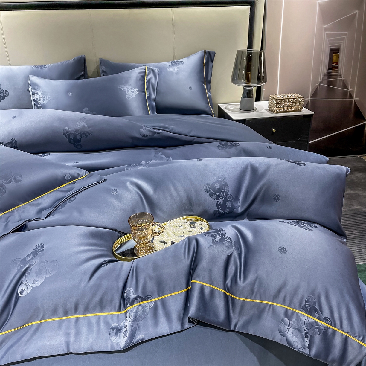 91家纺网 家纺一手货源 找家纺 经年 2026新款60S贡缎提花水洗真丝四件套 潮流熊-蓝灰