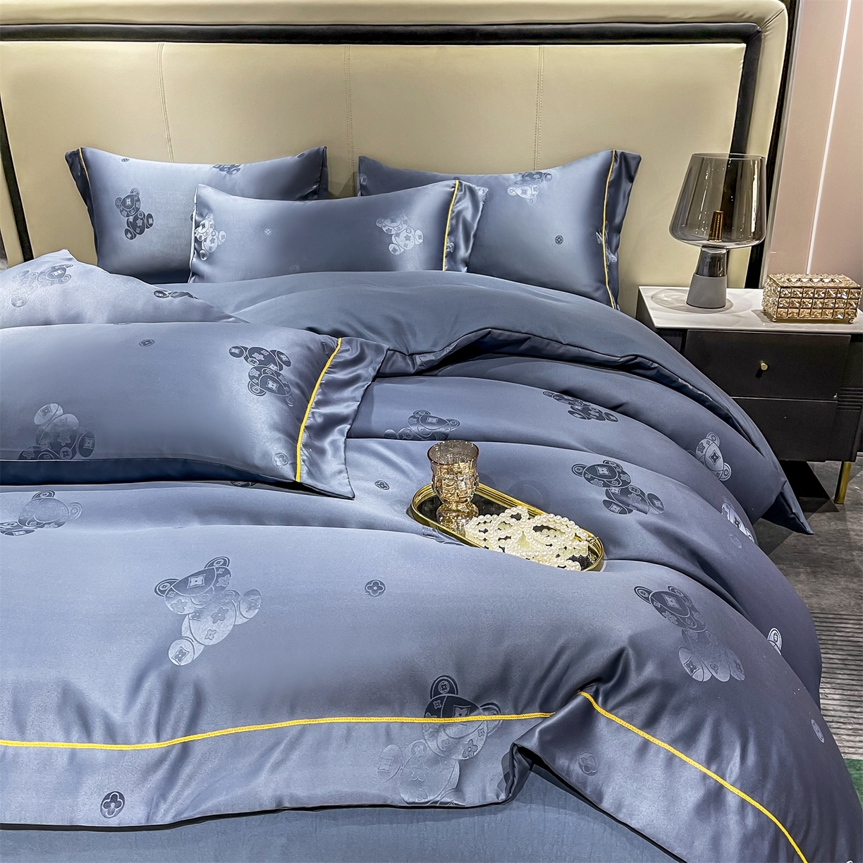 91家纺网 家纺一手货源 找家纺 经年 2026新款60S贡缎提花水洗真丝四件套 潮流熊-蓝灰
