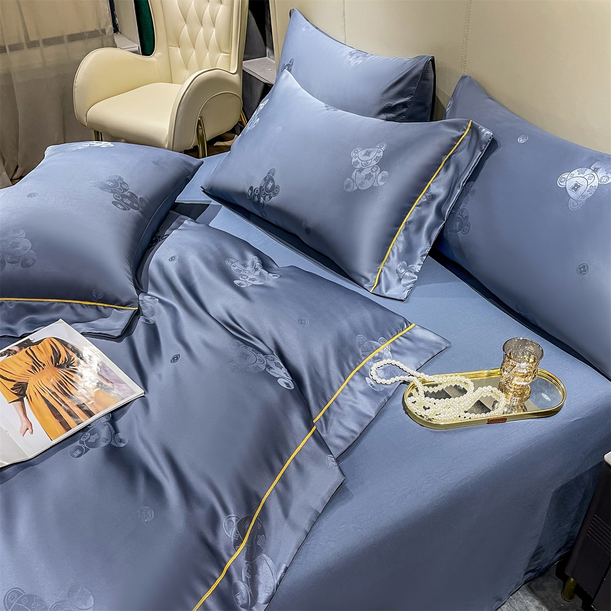 91家纺网 家纺一手货源 找家纺 经年 2026新款60S贡缎提花水洗真丝四件套 潮流熊-蓝灰