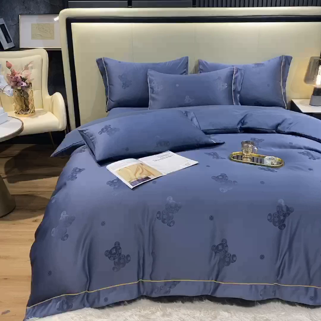 91家纺网 家纺一手货源 找家纺 经年 2026新款60S贡缎提花水洗真丝四件套 潮流熊-蓝灰