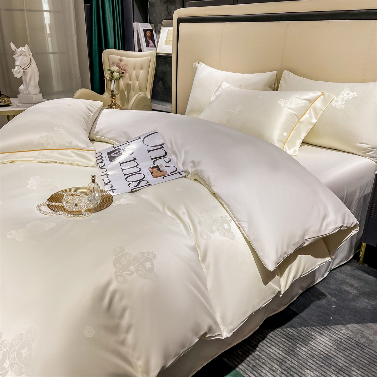 91家纺网 家纺一手货源 找家纺 经年 2026新款60S贡缎提花水洗真丝四件套 潮流熊-米白