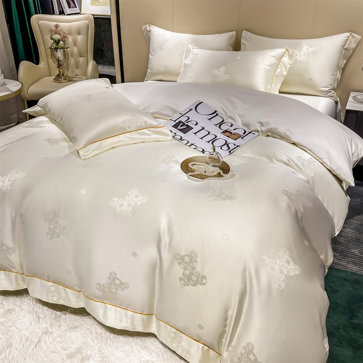 91家纺网 家纺一手货源 找家纺 经年 2026新款60S贡缎提花水洗真丝四件套 潮流熊-米白