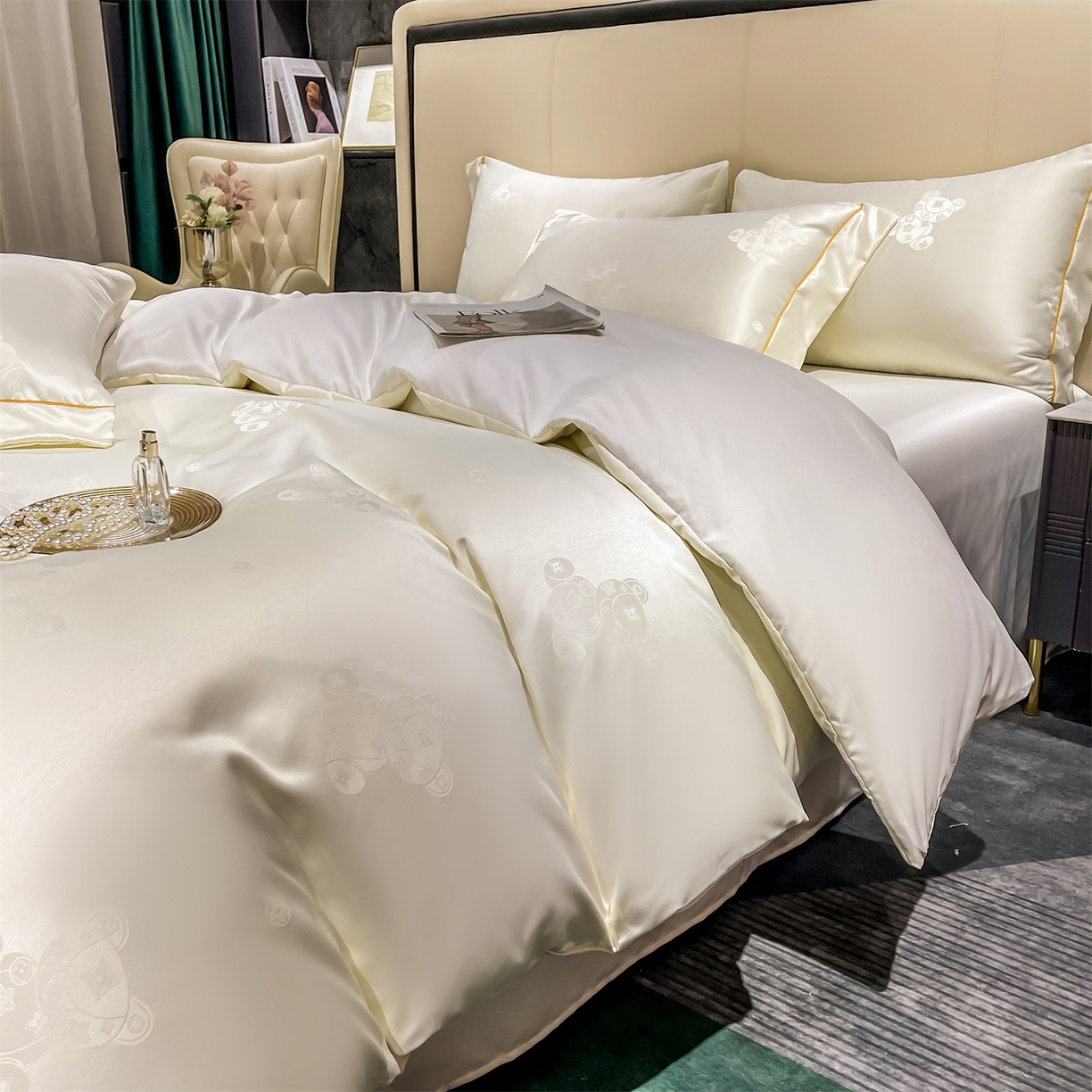 91家纺网 家纺一手货源 找家纺 经年 2026新款60S贡缎提花水洗真丝四件套 潮流熊-米白