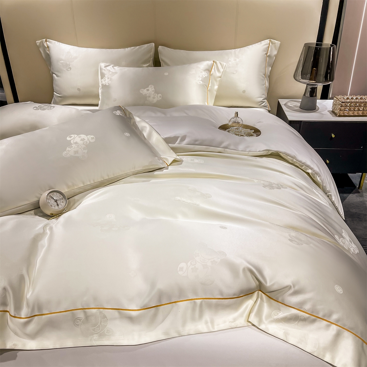 91家纺网 家纺一手货源 找家纺 经年 2026新款60S贡缎提花水洗真丝四件套 潮流熊-米白