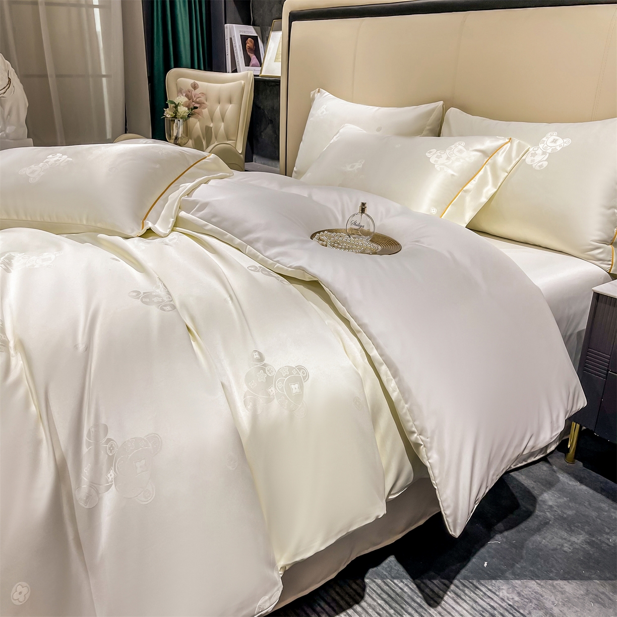 91家纺网 家纺一手货源 找家纺 经年 2026新款60S贡缎提花水洗真丝四件套 潮流熊-米白