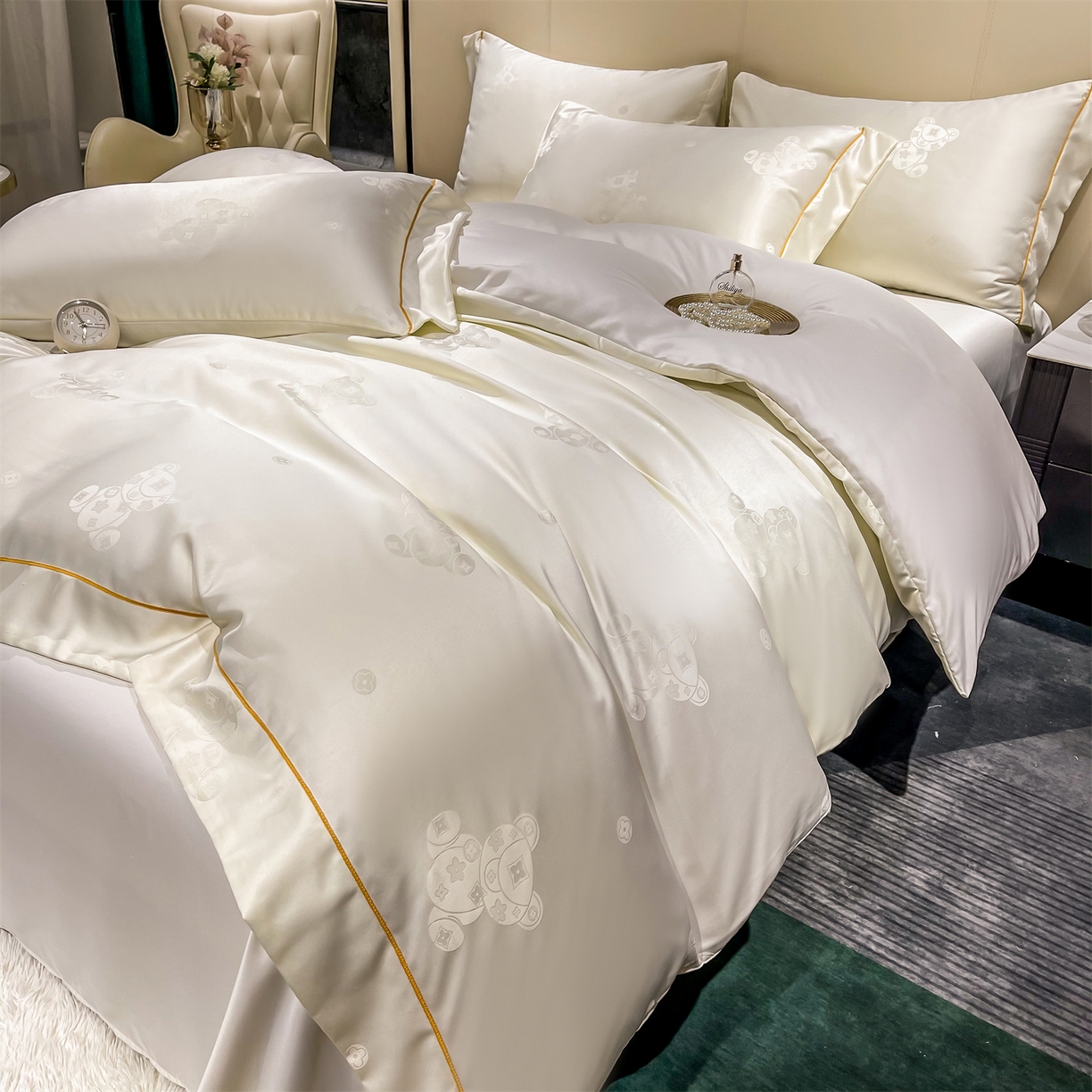 91家纺网 家纺一手货源 找家纺 经年 2026新款60S贡缎提花水洗真丝四件套 潮流熊-米白