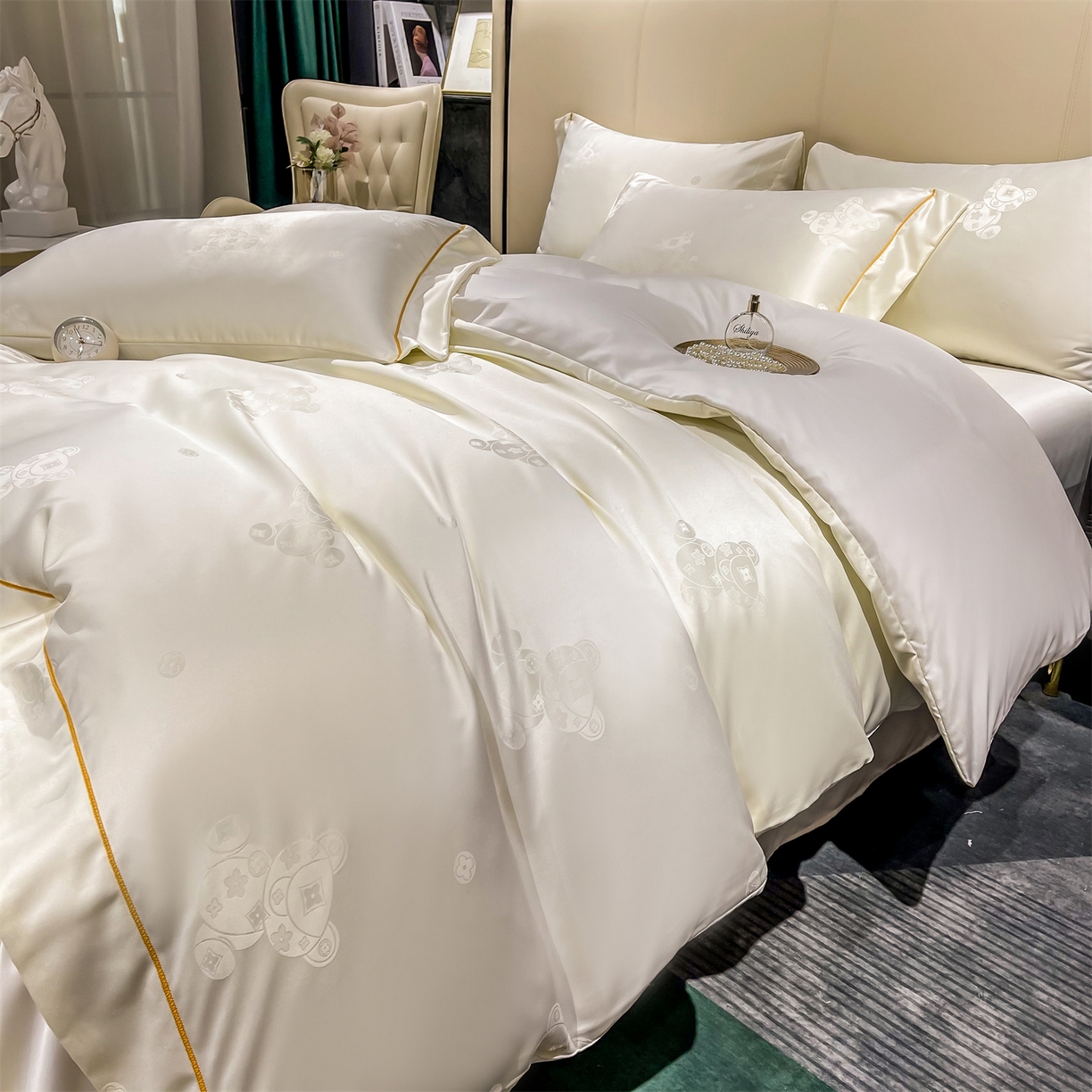 91家纺网 家纺一手货源 找家纺 经年 2026新款60S贡缎提花水洗真丝四件套 潮流熊-米白