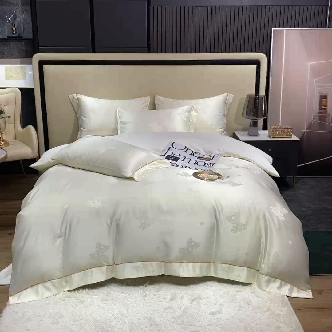 91家纺网 家纺一手货源 找家纺 经年 2026新款60S贡缎提花水洗真丝四件套 潮流熊-米白