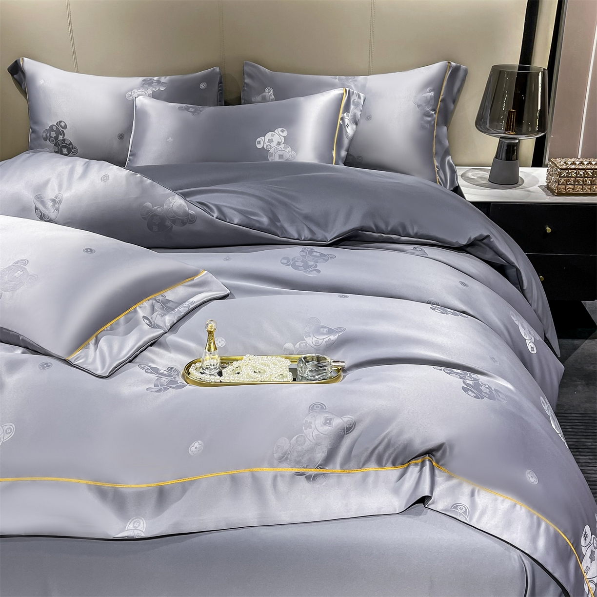 91家纺网 家纺一手货源 找家纺 经年 2026新款60S贡缎提花水洗真丝四件套 潮流熊-石灰