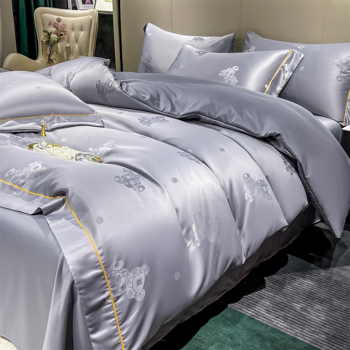 91家纺网 家纺一手货源 找家纺 经年 2026新款60S贡缎提花水洗真丝四件套 潮流熊-石灰