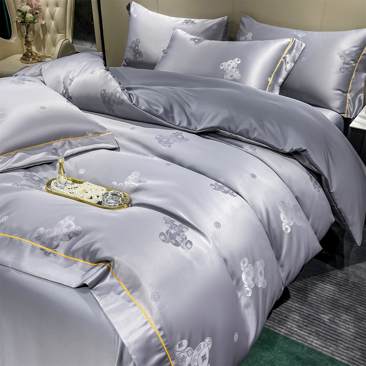 91家纺网 家纺一手货源 找家纺 经年 2026新款60S贡缎提花水洗真丝四件套 潮流熊-石灰