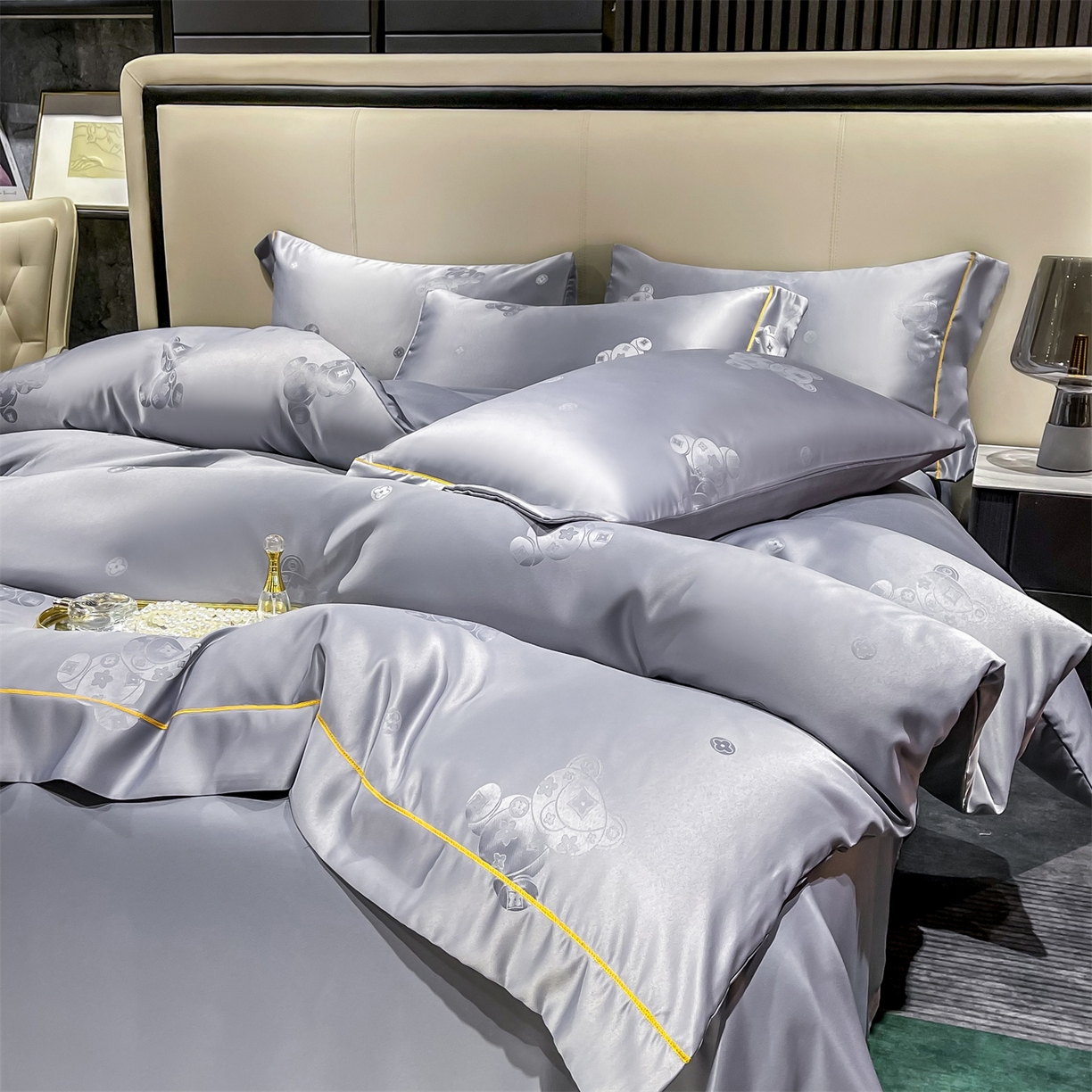 91家纺网 家纺一手货源 找家纺 经年 2026新款60S贡缎提花水洗真丝四件套 潮流熊-石灰