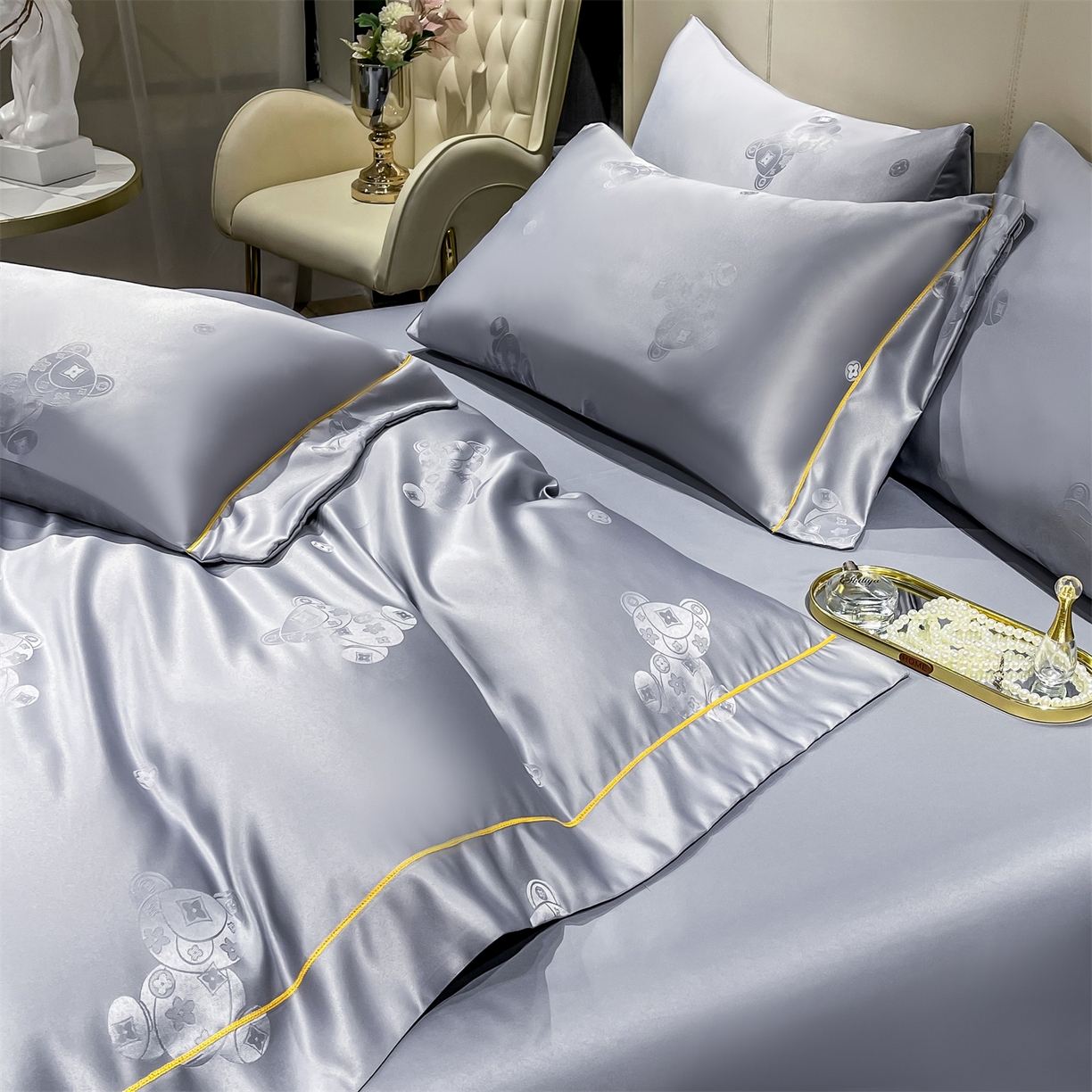 91家纺网 家纺一手货源 找家纺 经年 2026新款60S贡缎提花水洗真丝四件套 潮流熊-石灰