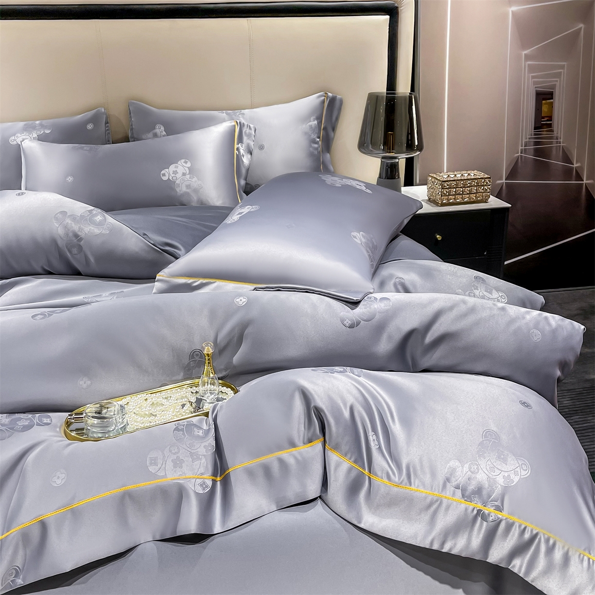 91家纺网 家纺一手货源 找家纺 经年 2026新款60S贡缎提花水洗真丝四件套 潮流熊-石灰