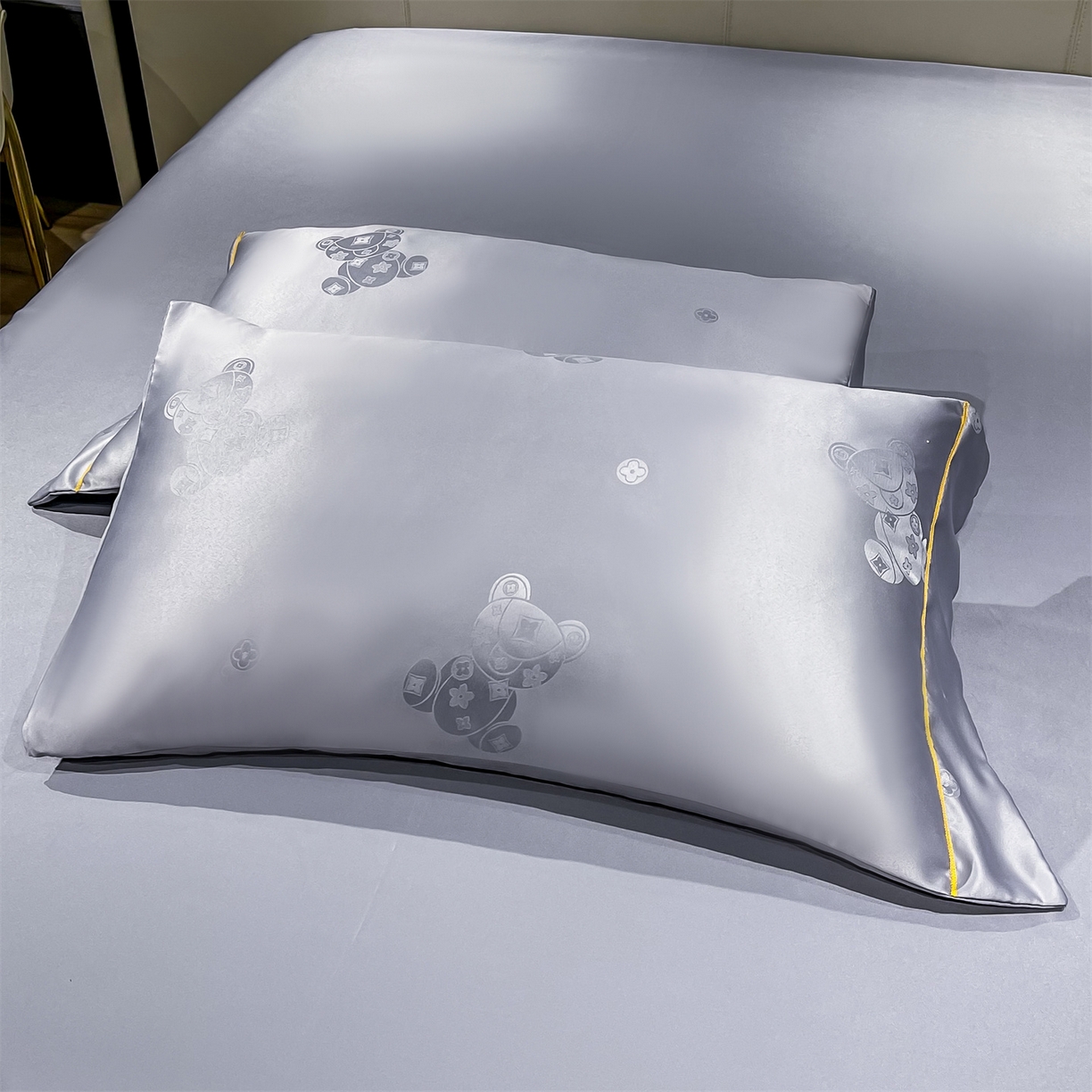 91家纺网 家纺一手货源 找家纺 经年 2026新款60S贡缎提花水洗真丝四件套 潮流熊-石灰