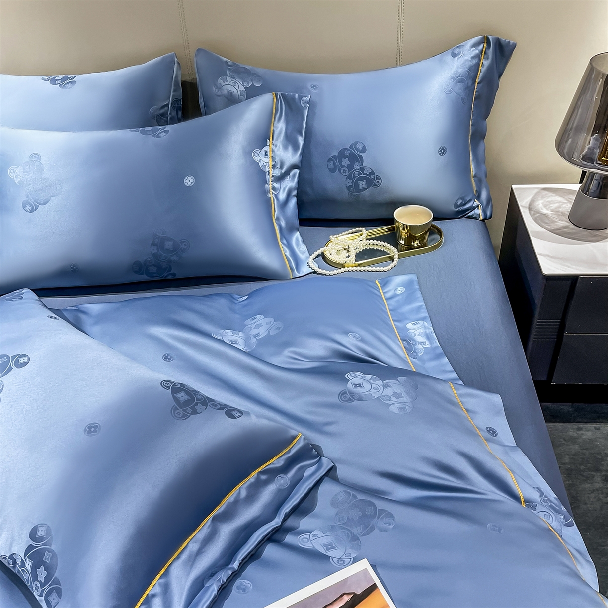 91家纺网 家纺一手货源 找家纺 经年 2026新款60S贡缎提花水洗真丝四件套 潮流熊-艳兰