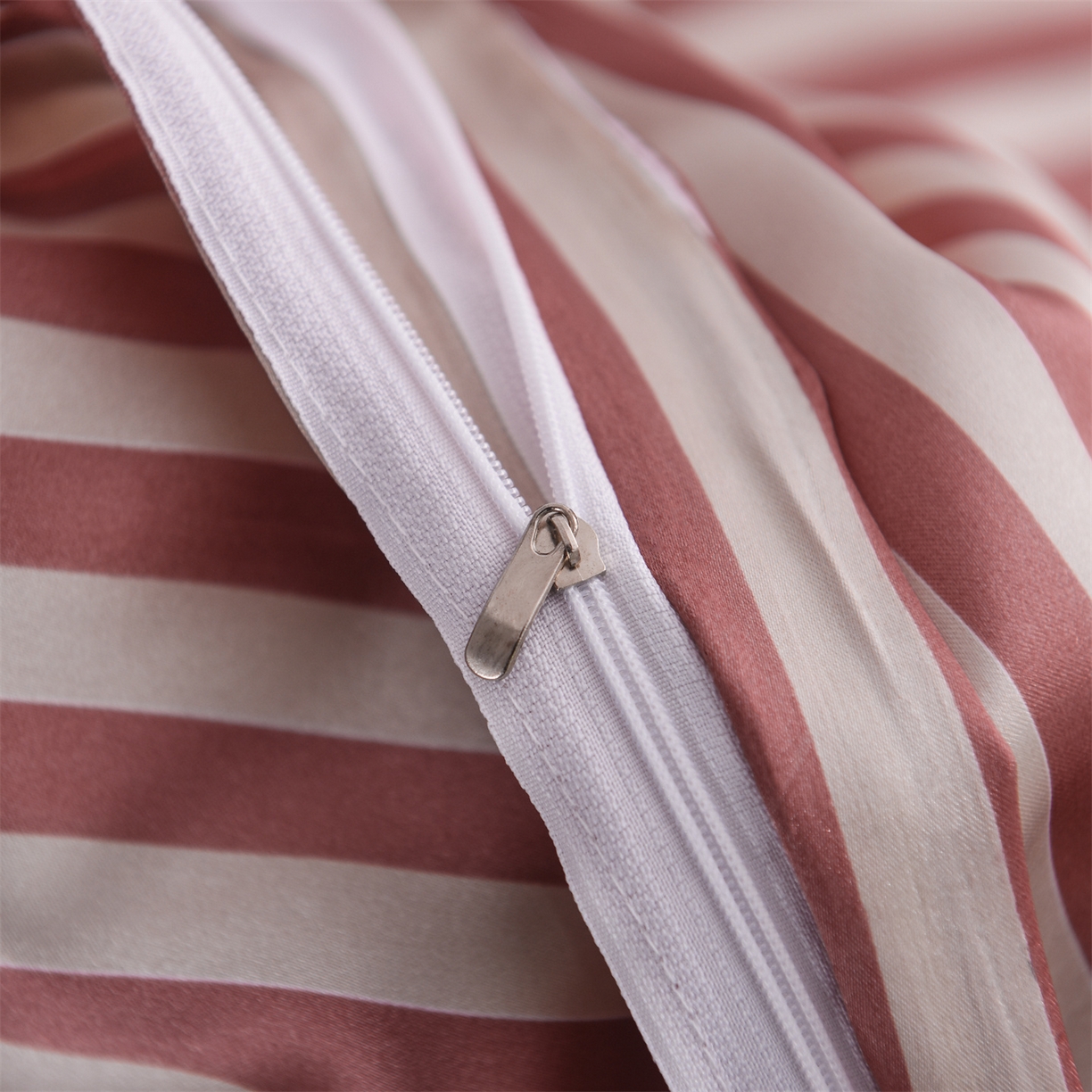 91家纺网 家纺一手货源 找家纺 经年 2026年条纹丝绸冰丝四件套 红棕中条