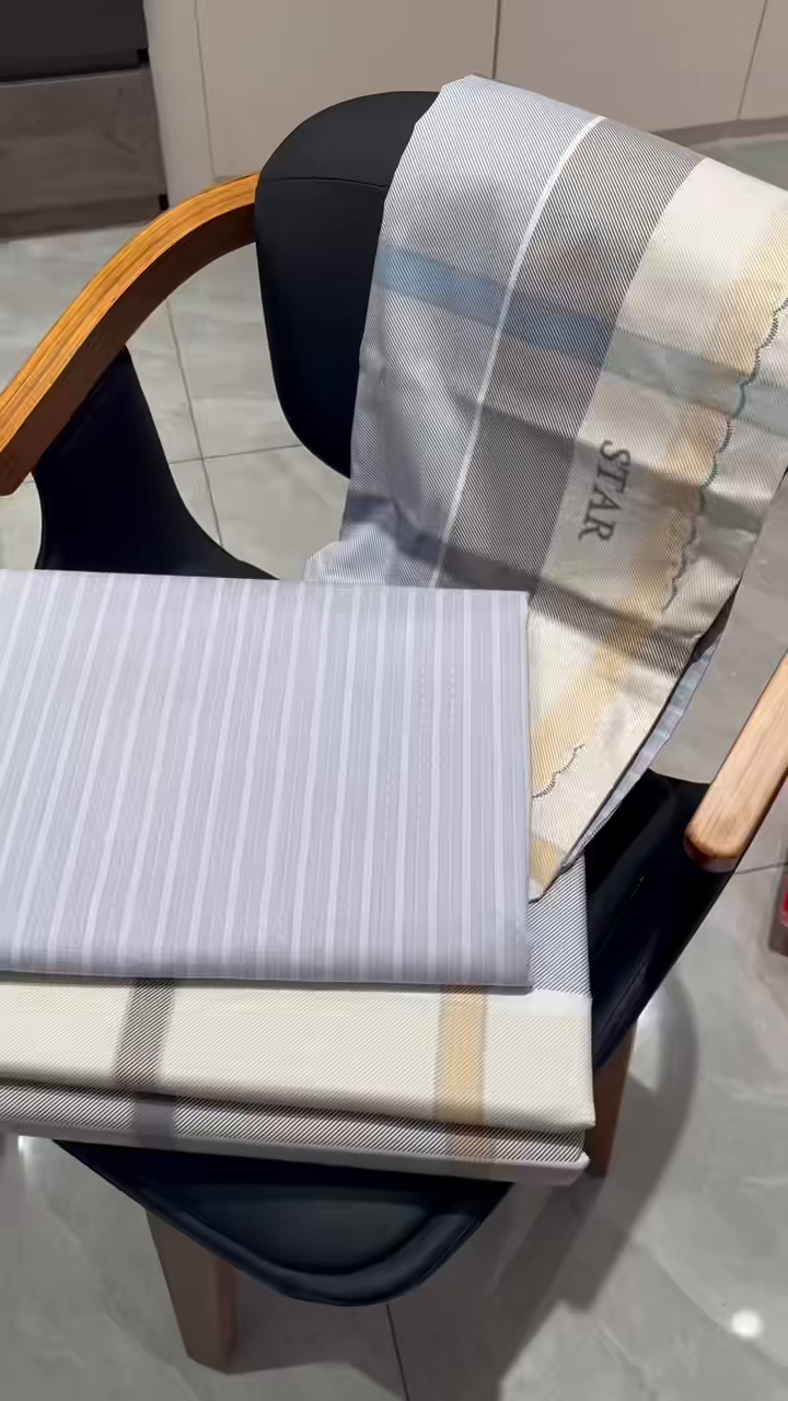 91家纺网 家纺一手货源 找家纺  玖琳家纺 2026新款13372纯棉40S贡缎纯棉四件套 梦屿千寻 蓝灰