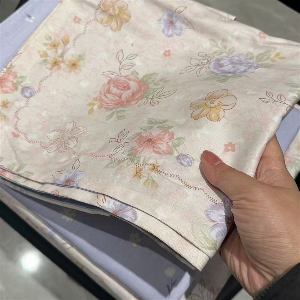 91家纺网 家纺一手货源 找家纺  玖琳家纺 2026新款13372纯棉40S贡缎纯棉四件套 艳影花都