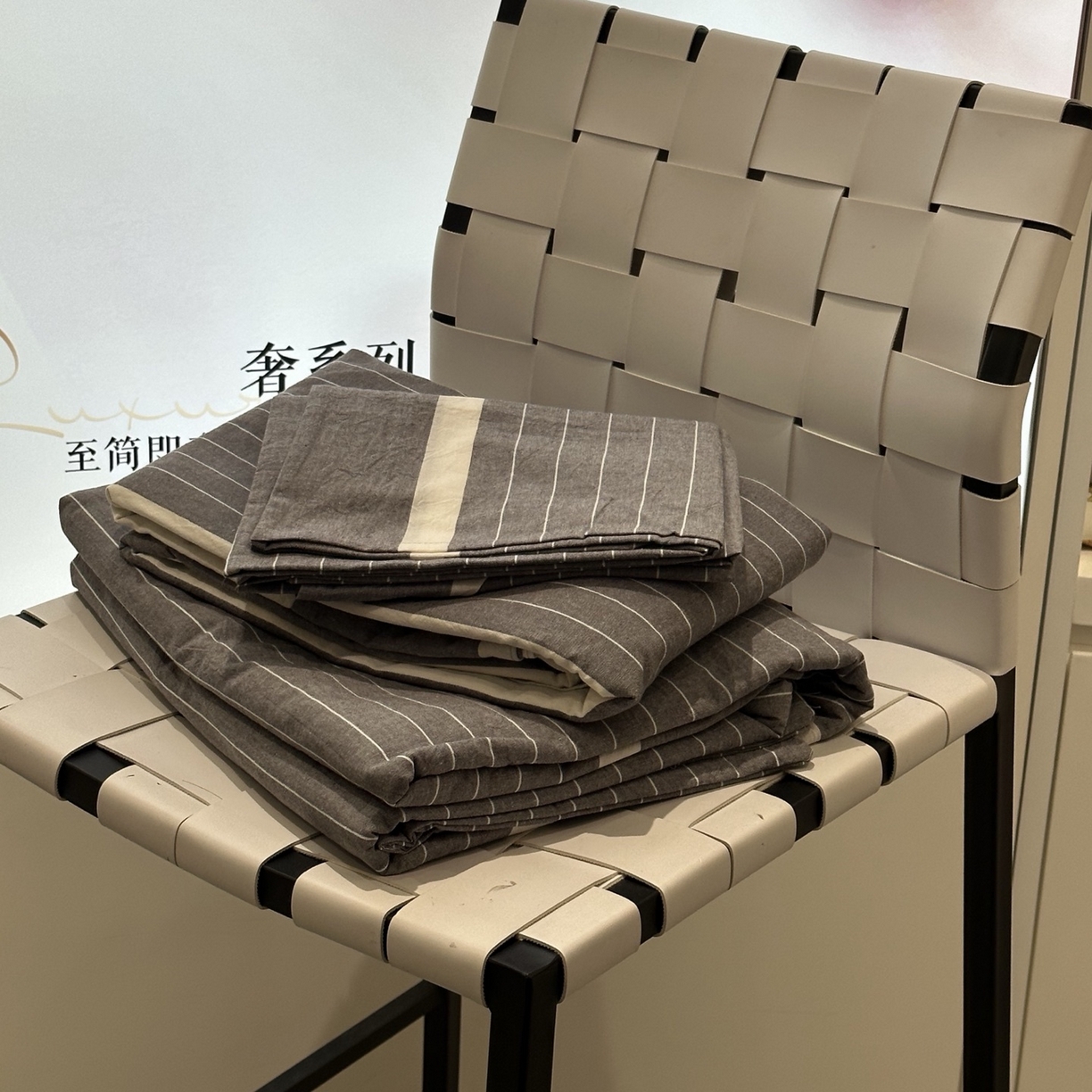 91家纺网 家纺一手货源 找家纺 玖琳家纺 2026新款全棉色织水洗棉四件套 山形条 元素灰