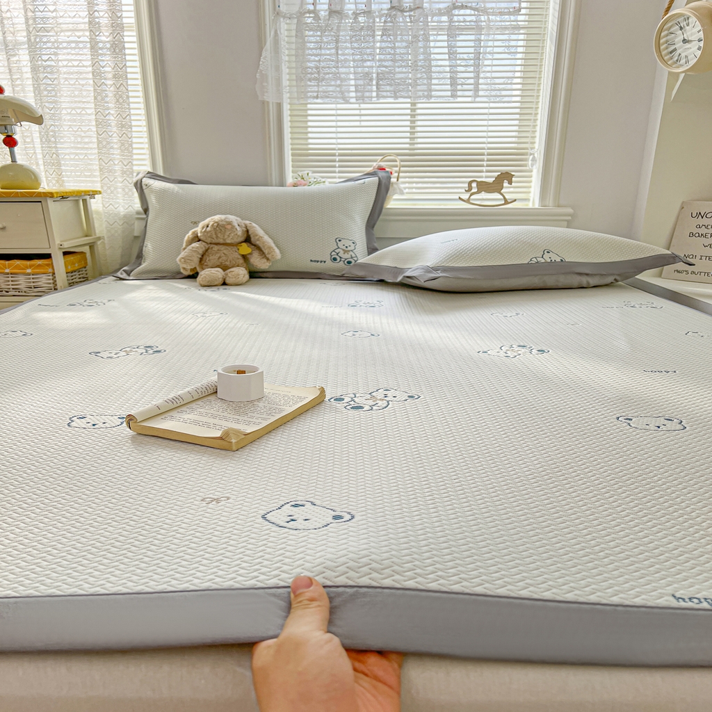 91家纺网 家纺一手货源 找家纺 十里居 2026春夏新款A类凉感PE卡通提花凉席席子空调软席 happy小熊